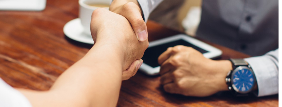 Resized_Close-up-of-businessmen-shaking-hands-610117816_3868x2578.jpg