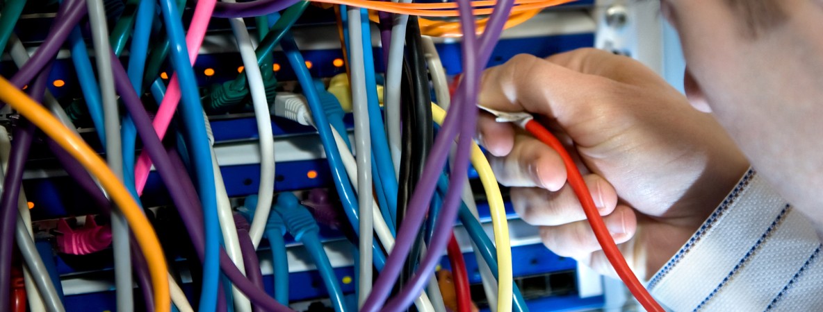 Resized_IT-Technician-With-Server-Cables-90152272_2818x1920.jpg