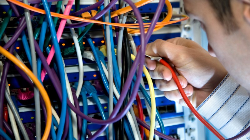 Resized_IT-Technician-With-Server-Cables-90152272_2818x1920.jpg