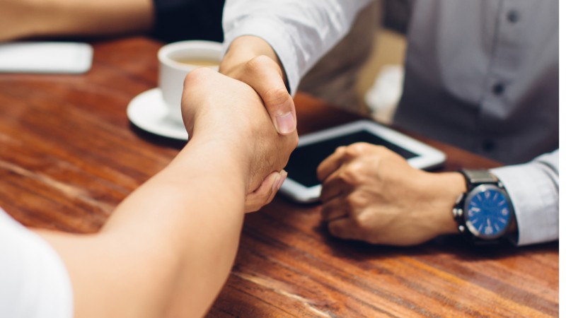 Resized_Close-up-of-businessmen-shaking-hands-610117816_3868x2578.jpg