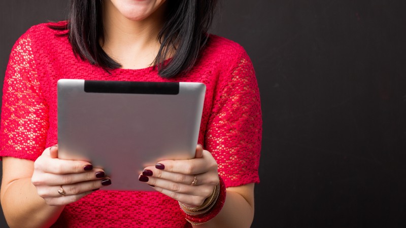 Resized2_Woman-reading-something-on-tablet-504859910_5472x3648.jpg