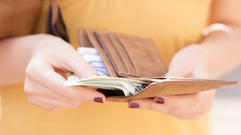 Resized_Girl-is-taking-out-money-from-wallet-538896088_3865x2580.jpg