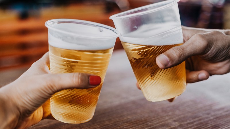 Hand-of-man-and-woman-holding-glasses-with-beer-941245668_2125x1416.jpeg