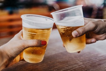 Hand-of-man-and-woman-holding-glasses-with-beer-941245668_2125x1416.jpeg
