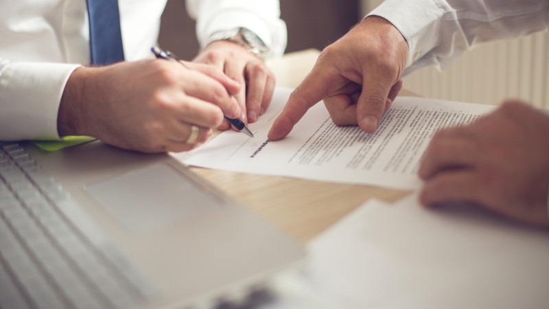 Business-man-signing-a-contract-501040002_3869x2579.jpeg